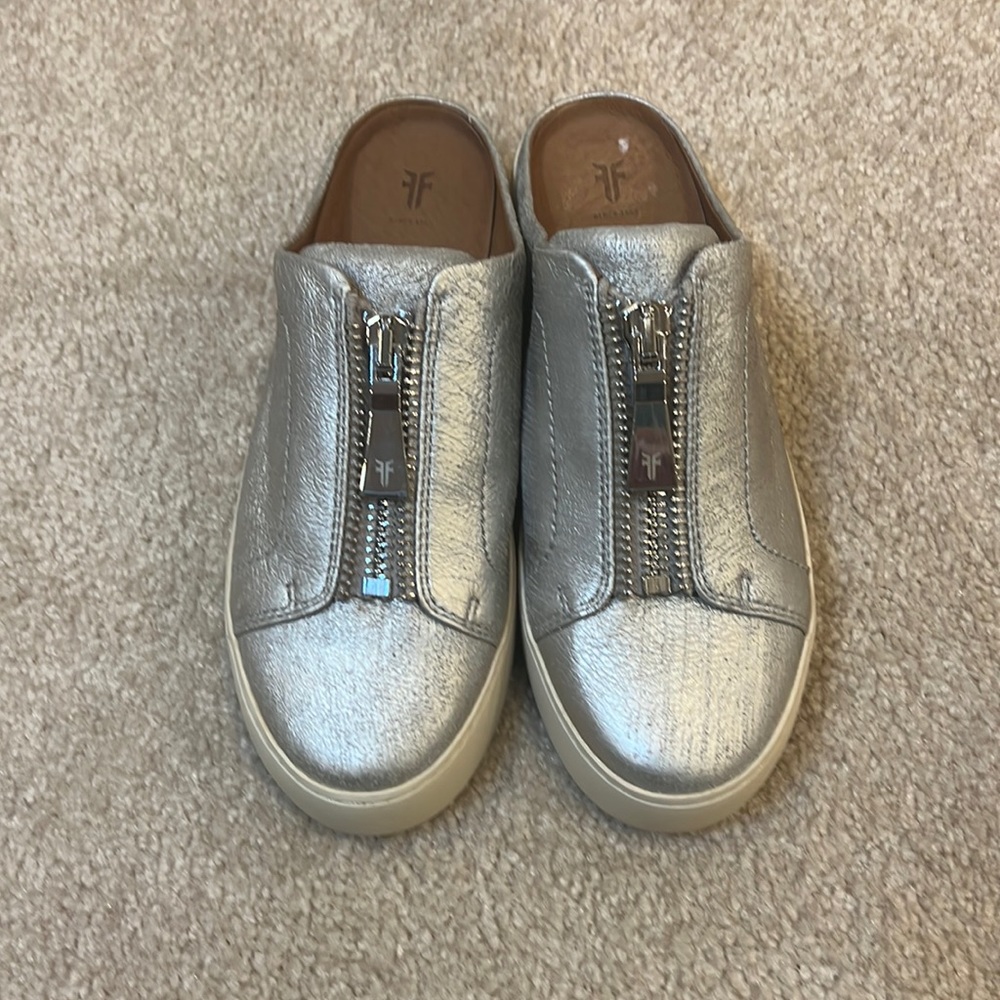 Frye Lena Metallic Leather Zip Low Sneaker Silver Size: 6M